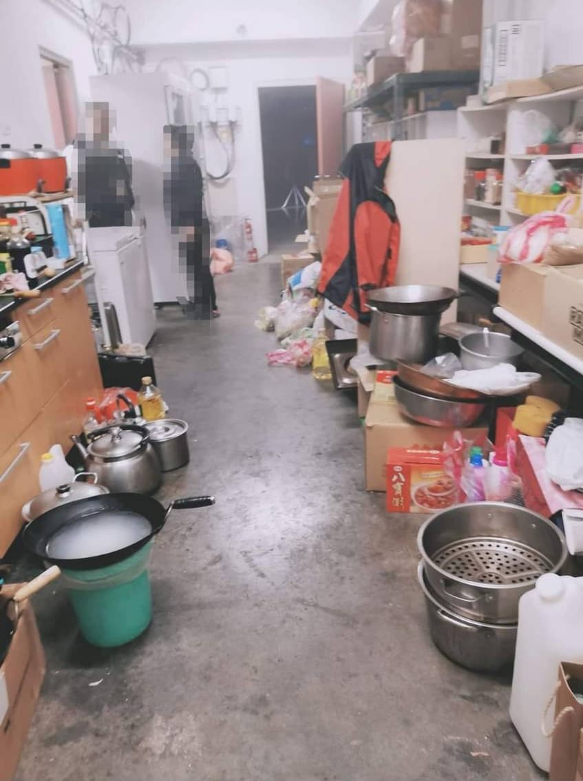 龍田里辦公室內堆滿雜物和炊煮器具。（讀者提供）