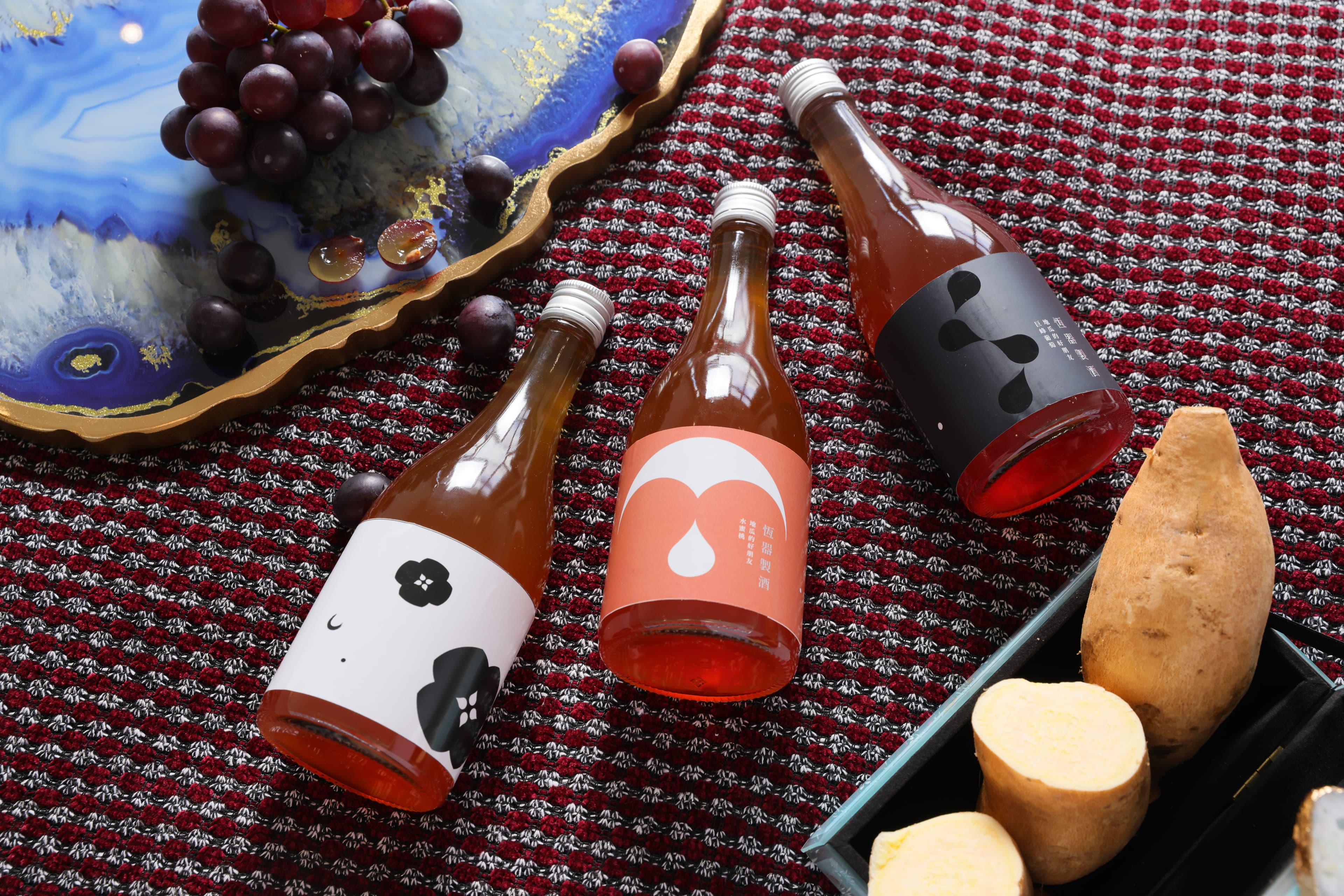 「台灣梅」（左）酸甘清爽，「水蜜桃」（中）果汁感十足，「巨峰葡萄」則保留頭段的完熟葡萄香。（皆680元／瓶）
