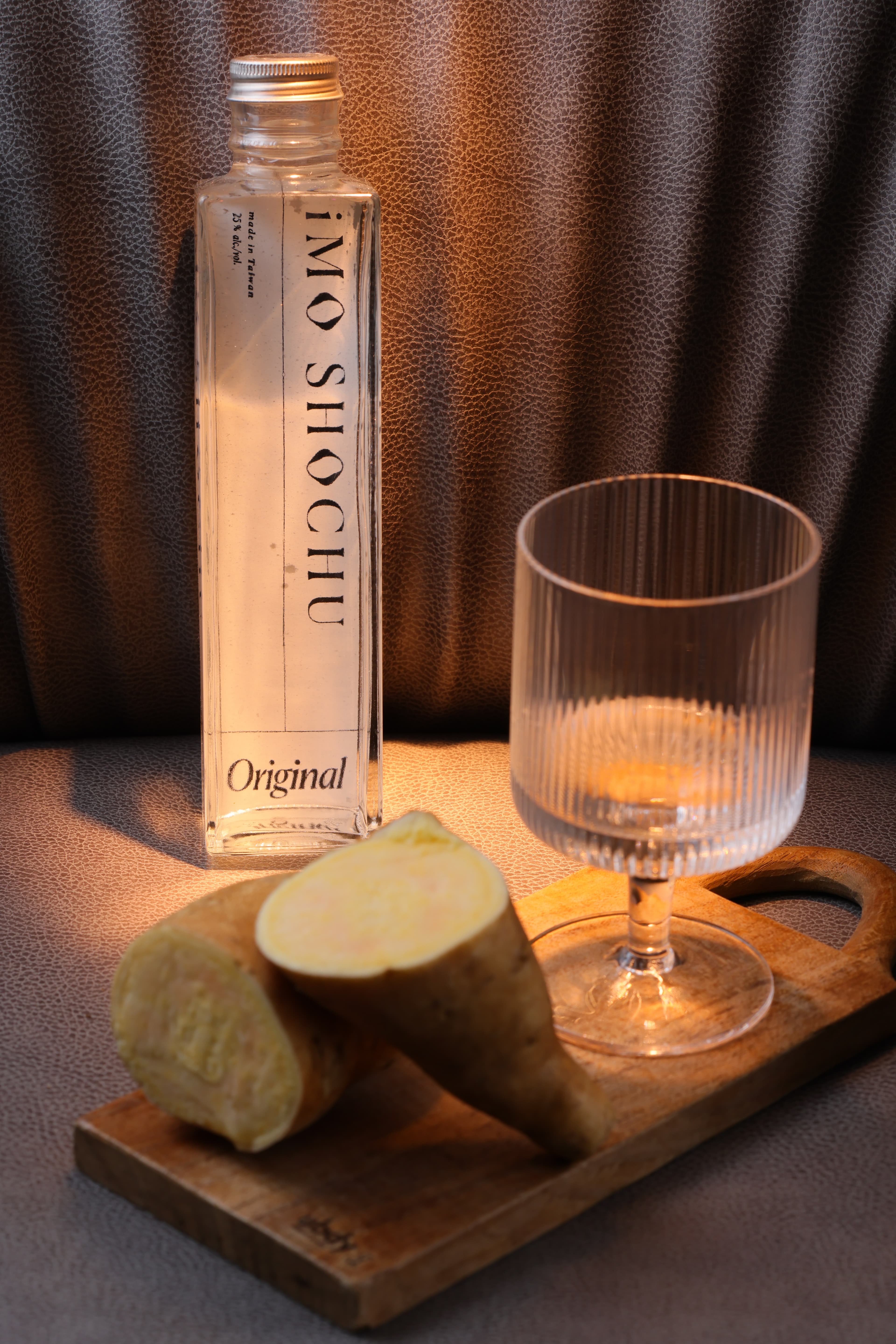 「iMO SHOCHU」酒精濃度25％，前味帶點蒸熟的地瓜甜，相當易飲。（800元／瓶）