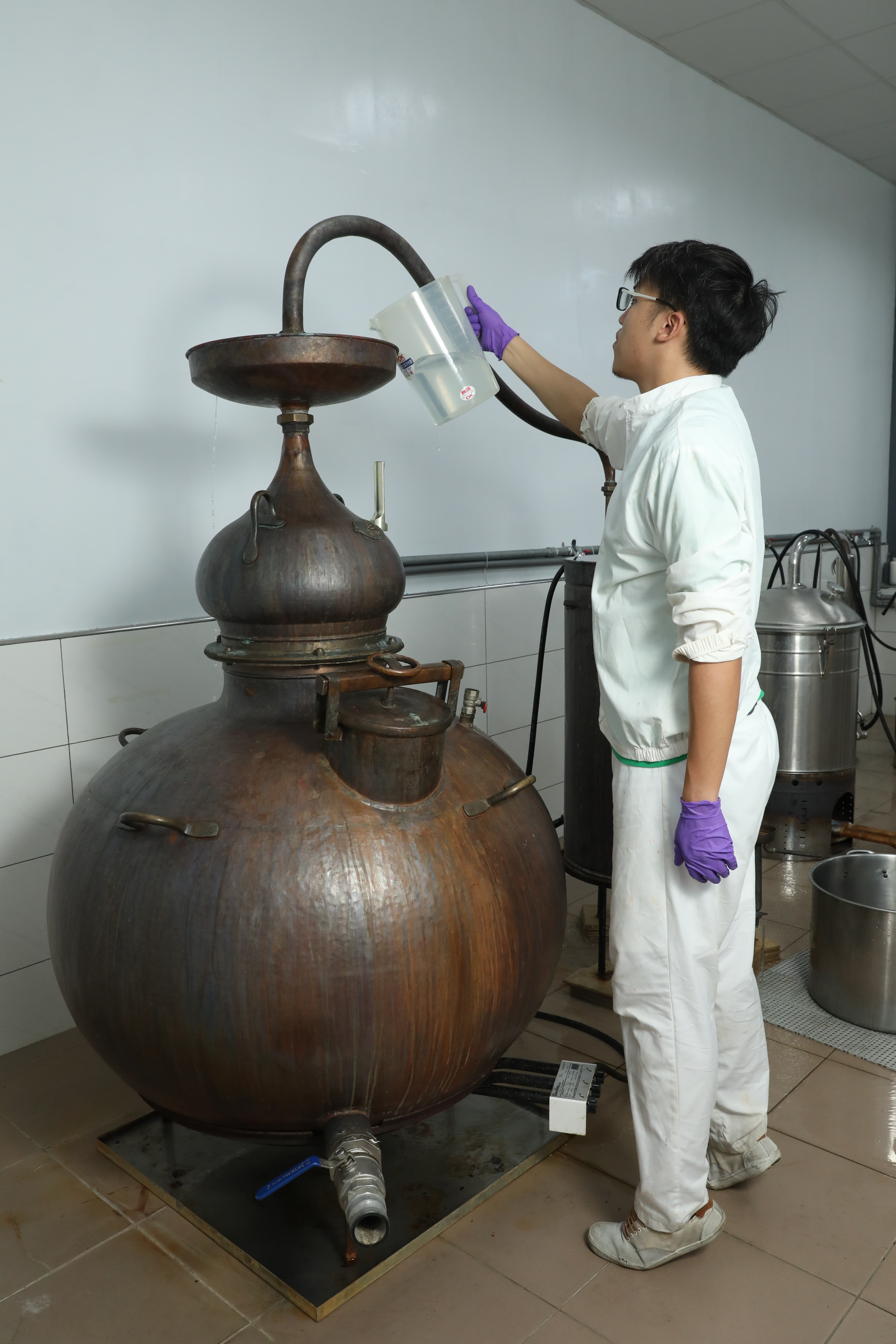 恆器的燒酎採單式蒸餾，葡萄牙進口的銅製蒸餾器保留濃郁香氣與特殊風味。（何宗昇攝）
