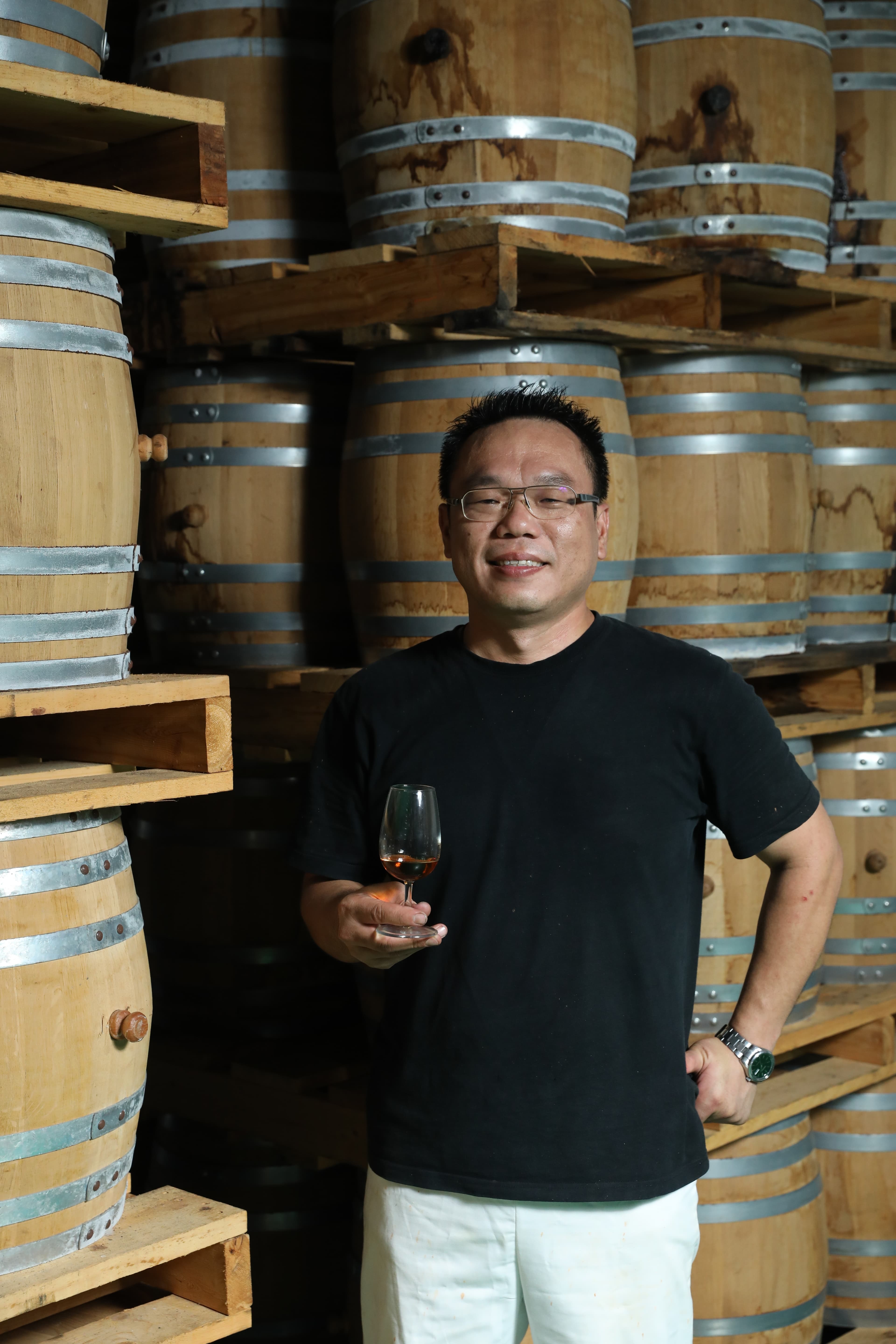 「恆器製酒」老闆羅己能憑著對土地的熱愛，用台灣地瓜釀出屬於在地的芋燒酎。（何宗昇攝）