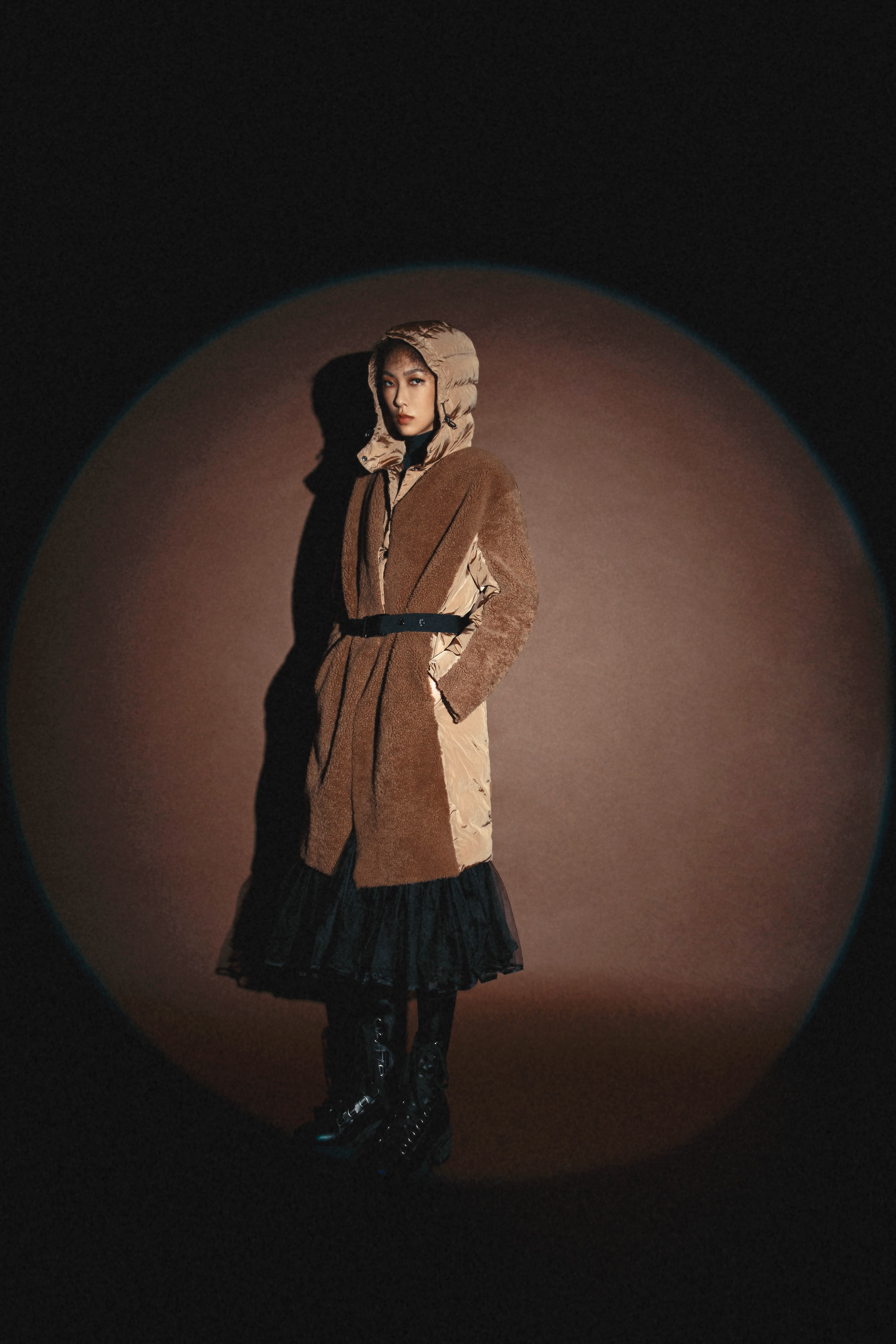 羽絨毛呢拼接長版大衣 NT$159,200 by MONCLER／三角形標誌高領上衣 NT$27,000 by PRADA／黑色紗裙 NT$165,000、D-Fight黑色襪套小羊皮短靴NT$62,000 by DIOR 