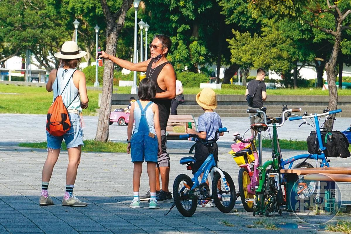 9月判決出爐前，鈕承澤不忘把握時間與友人聚會。（資料照，本刊攝影）