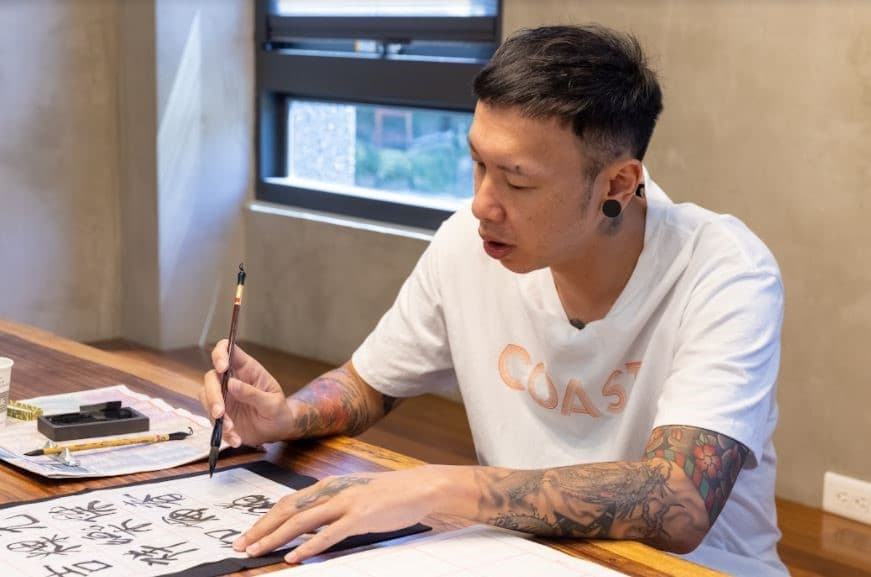 小春練習書法時相當認真。（台視、好看娛樂提供）