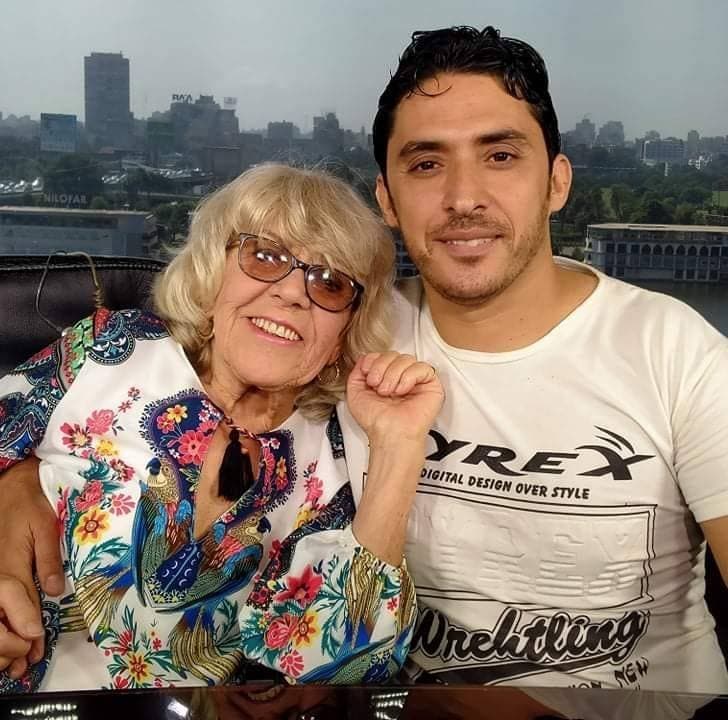 兩人不顧外界眼光，常在社群網站大方放閃。（翻攝Iris Jones Facebook）
