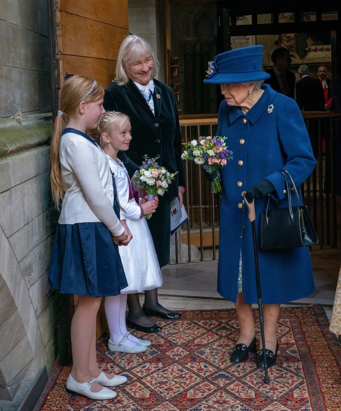 英國女王本月12日罕見拄著拐杖出席活動，健康狀況引關注。（翻攝The Royal Family臉書）