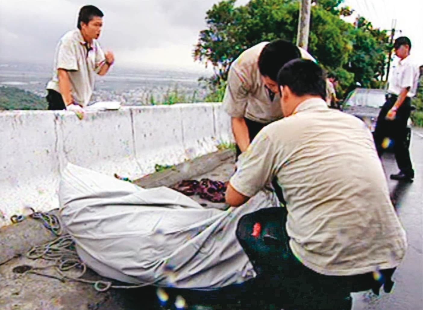 警方透過林男的供詞，在大肚山上找到趙男的屍體。（東森新聞提供）