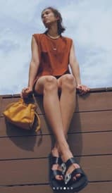 陳庭妮選擇輕巧柔軟的Flamenco包。（LOEWE提供）