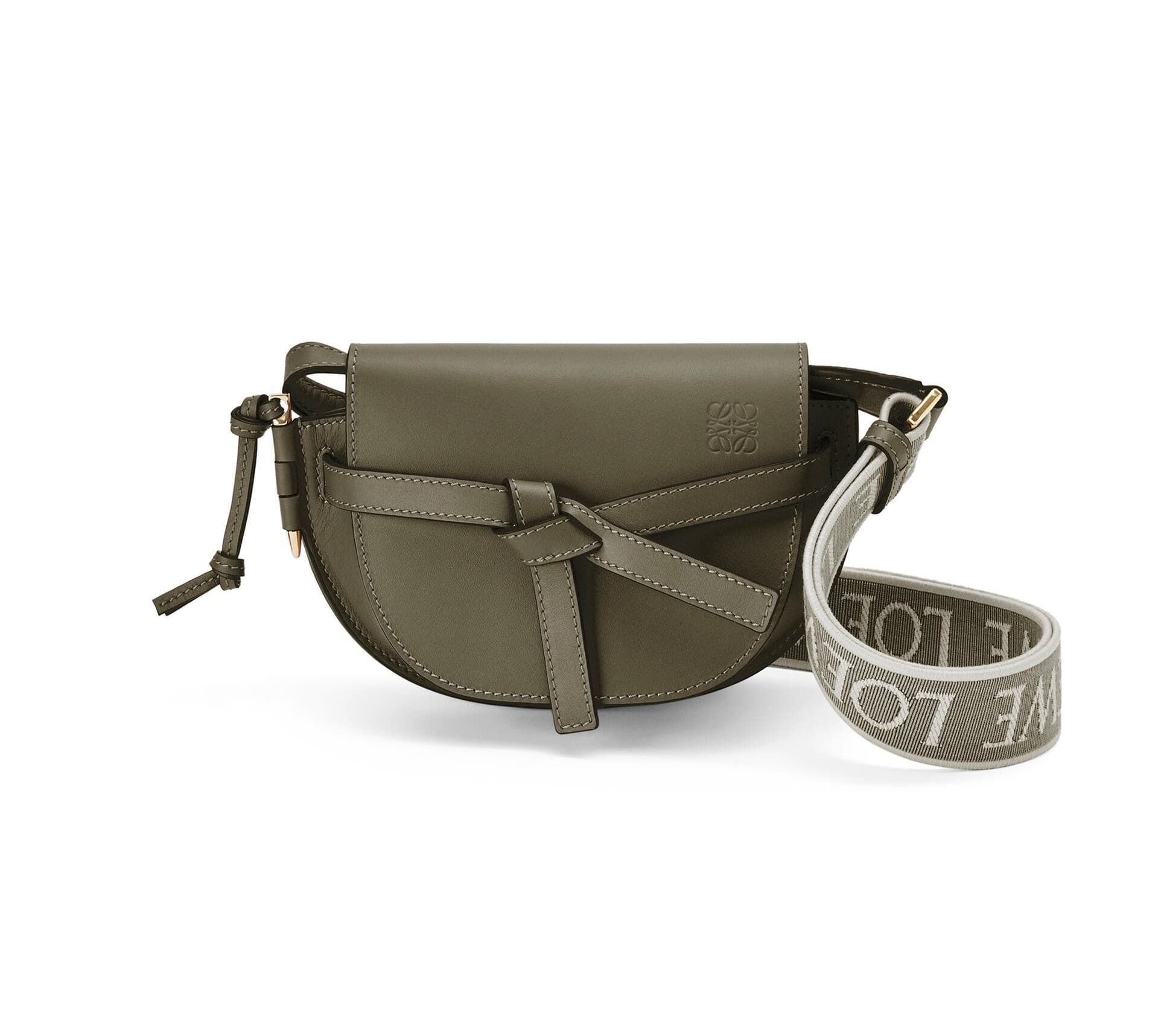 Gate秋分綠小牛皮肩背包 NT$56,000 LOEWE。（LOEWE提供）