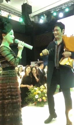 羅嘉良出席商演畫面曝光，合唱不成反淪富婆伴舞。（翻攝自西瓜扒大醬微博）