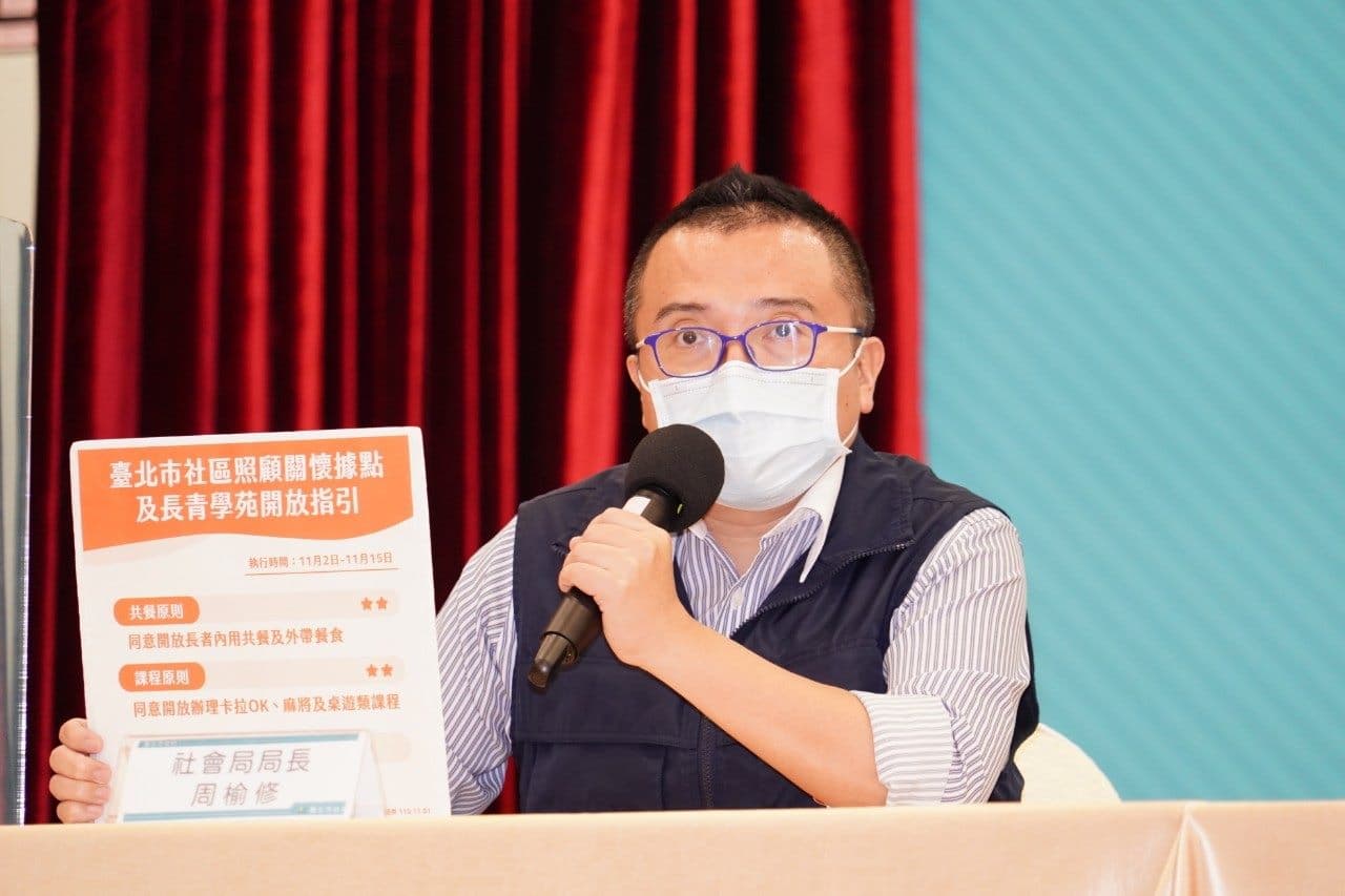社會局長周榆修說明，社區照顧關懷據點及長青學苑指引。（台北市政府提供）