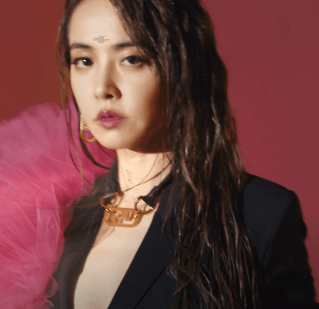 蔡依林配戴FENDI O'Lock系列造型耳環NT$18,500、黑色造型頸鍊NT$27,800。（翻攝自網路）