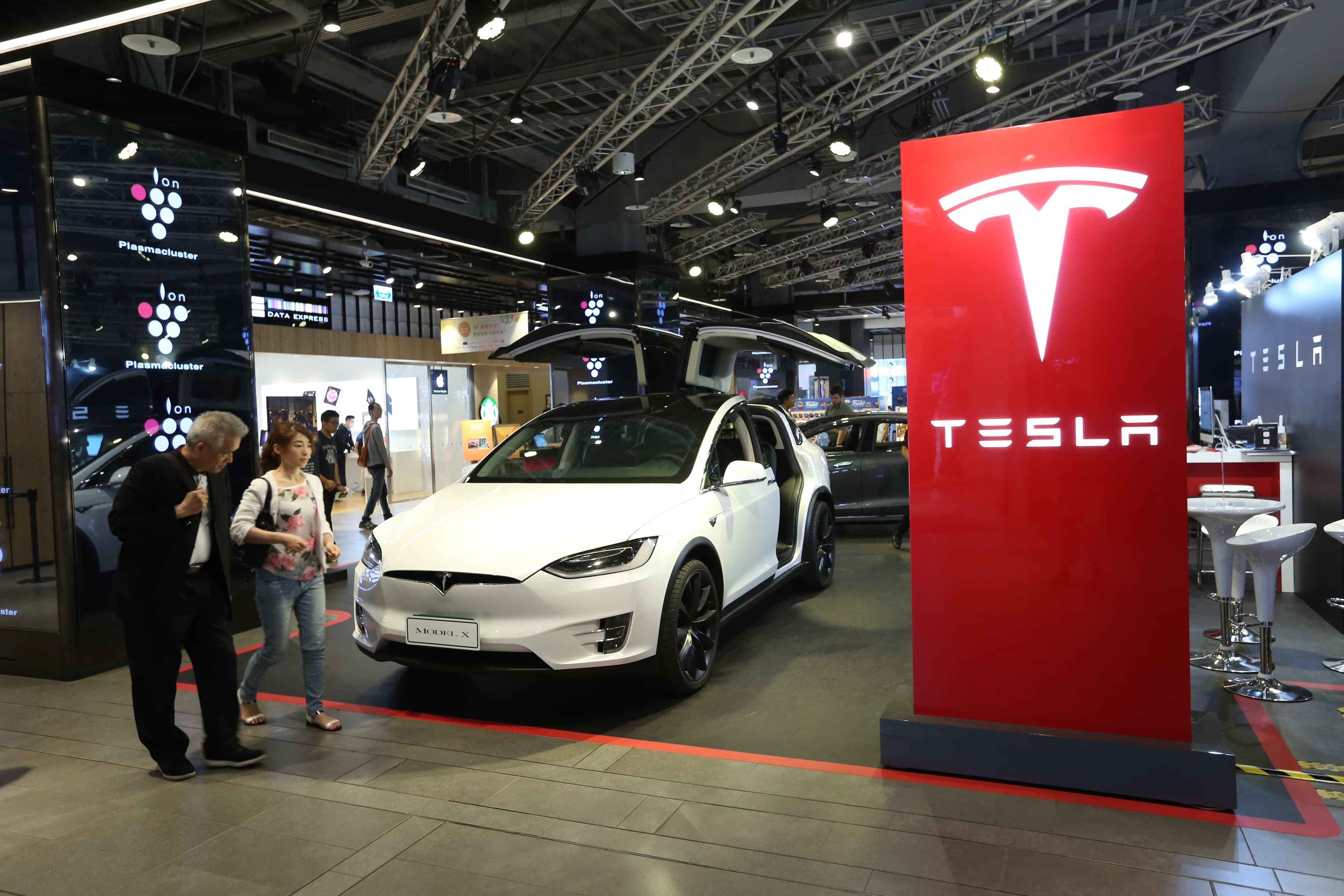 年底台股充滿題材，包括電動車、綠能、集團作帳等，建議伺機逢低布局。