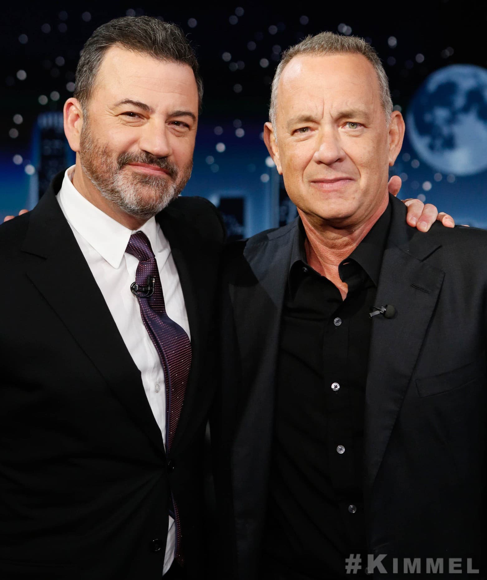 湯姆漢克斯(右)接受脫口秀主持人吉米訪問,現場笑料不斷。(翻攝Tom Hanks IG)