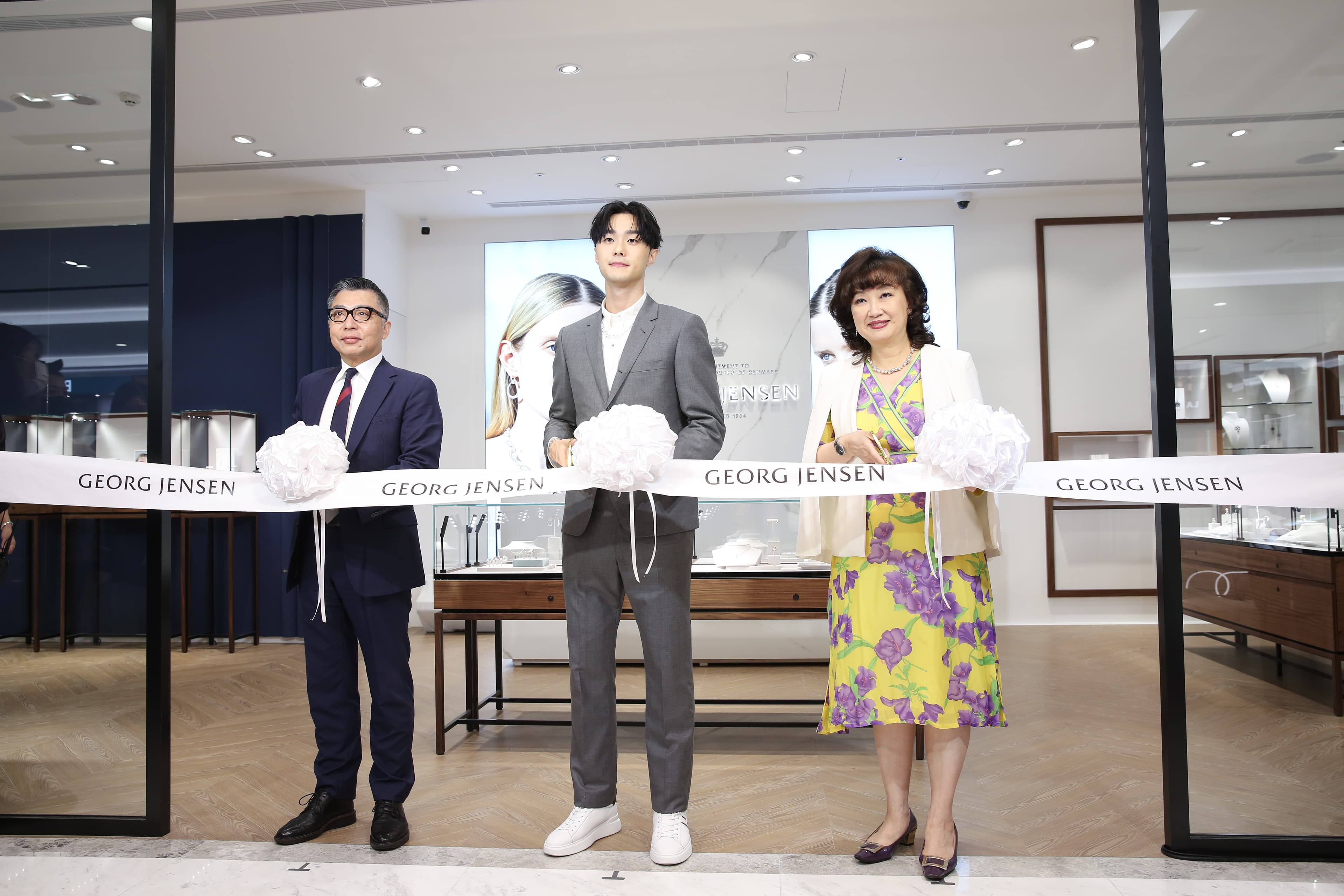 施柏宇（中）、喬治強生董事總經理張正勳（右）、Sogo店長李景銘（左）為新店開幕剪綵。