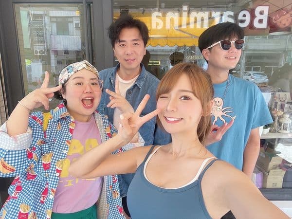 梁赫群、李易、大文與林莎一群人搭乘豪華遊艇到小琉球。（TVBS提供）