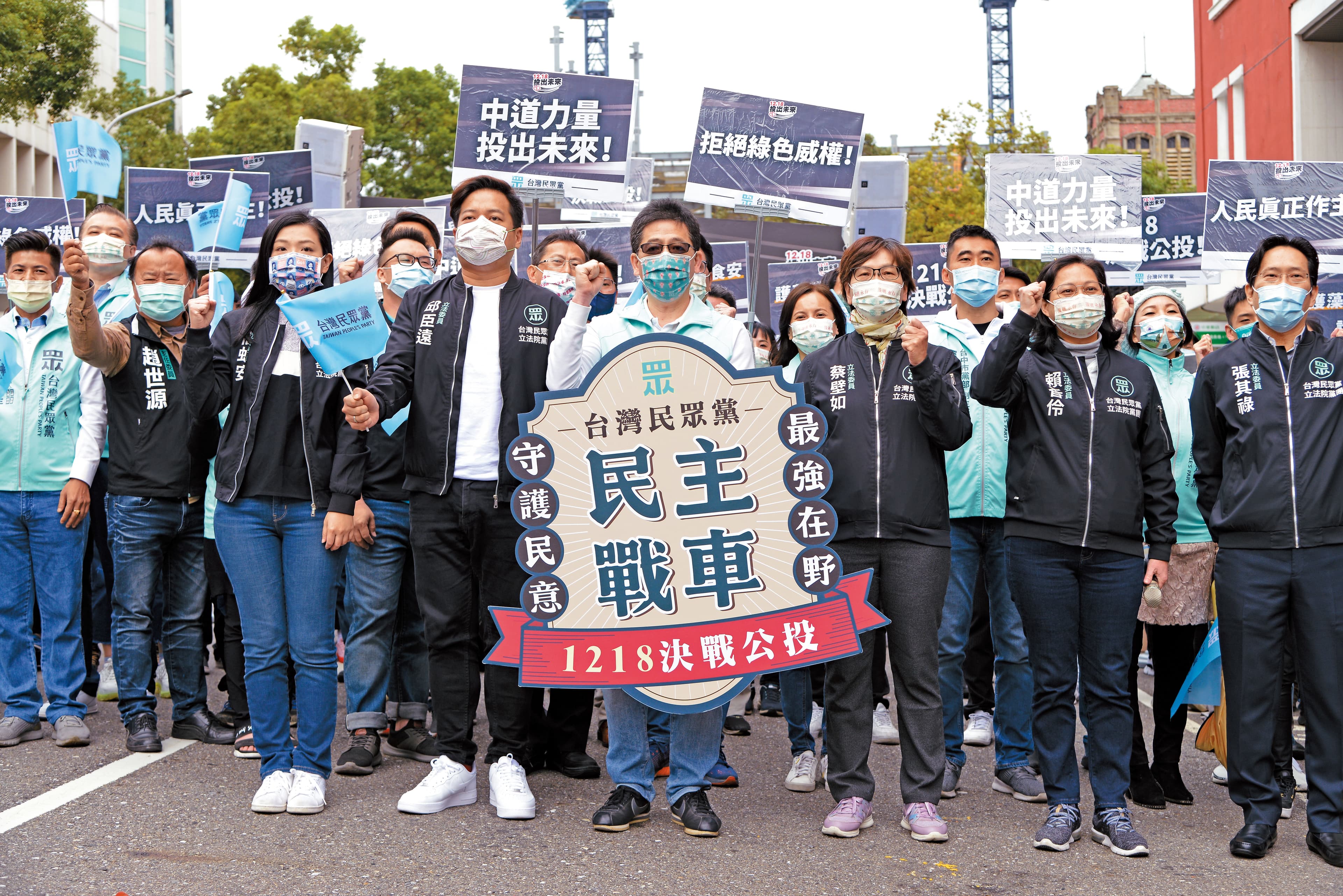 民眾黨定調公投「2好2壞」，但黨內民調卻顯示多數黨員看法與此不同。