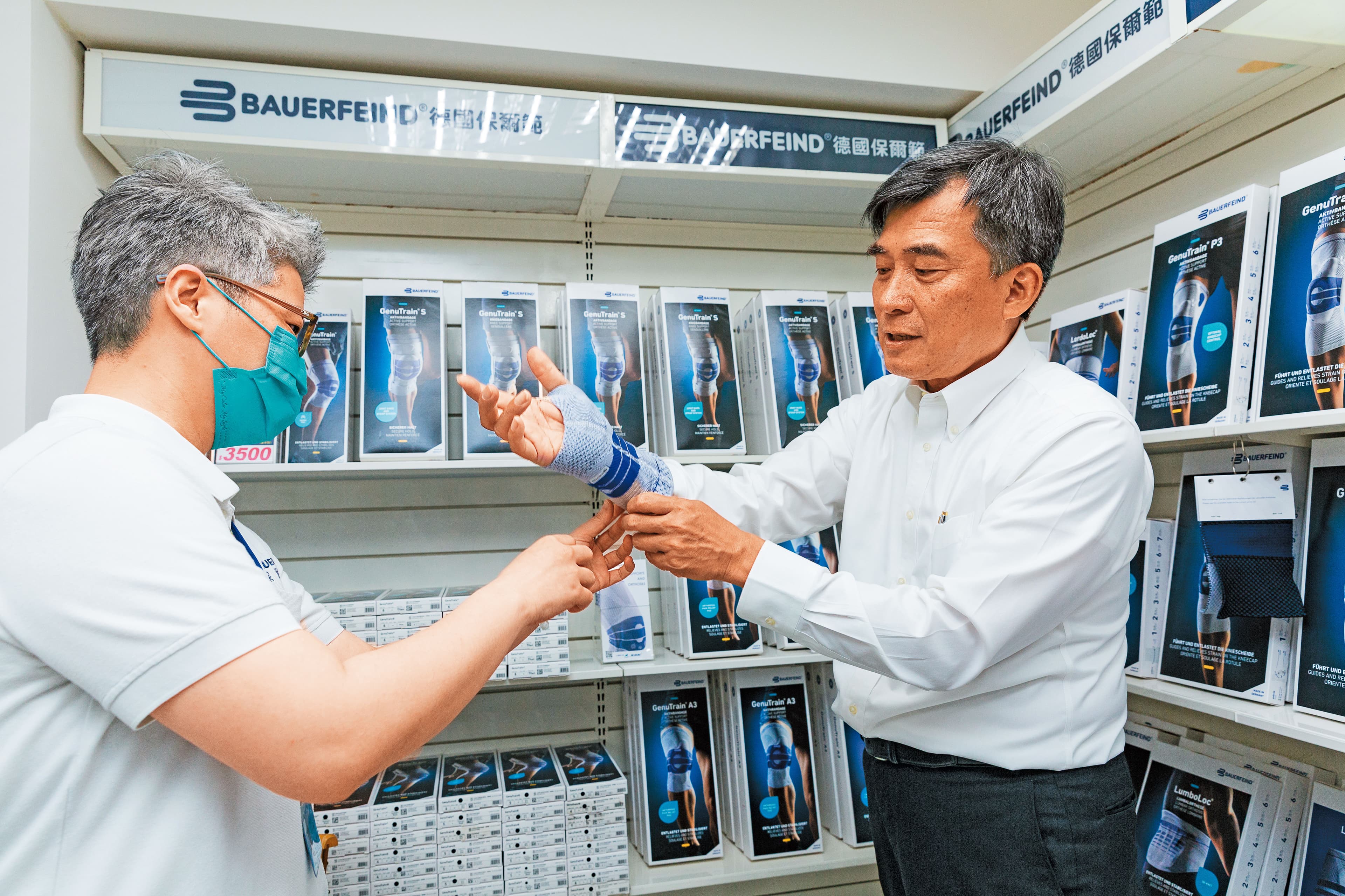 賴調元（右）曾抱小孩抱到罹患媽媽手，全靠自家代理的醫療型護具護理。