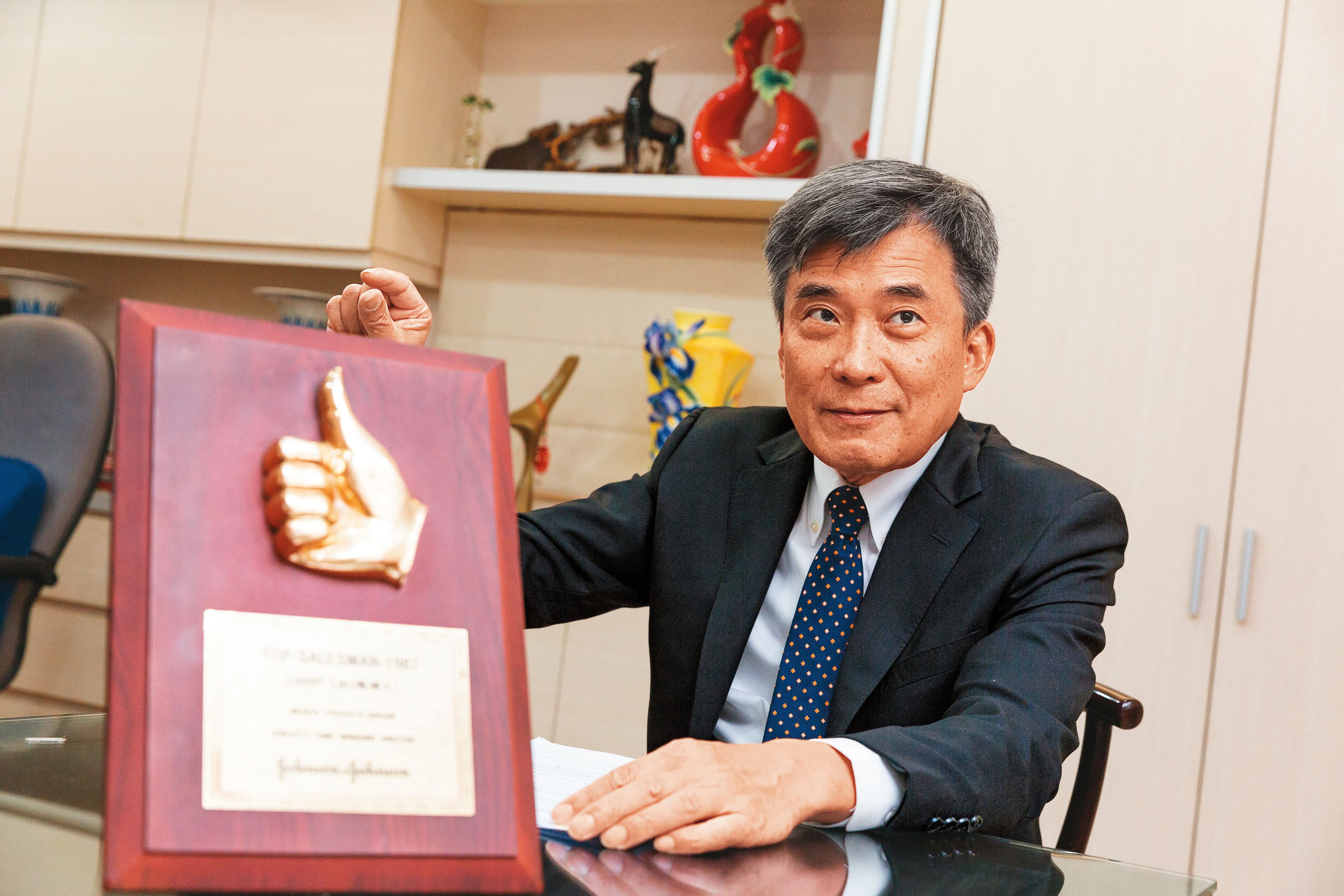 賴調元擔任嬌生業務時，1年能做2千萬元業績，曾獲選1987年亞太區最佳業務代表，他將當時的獎牌保留至今。