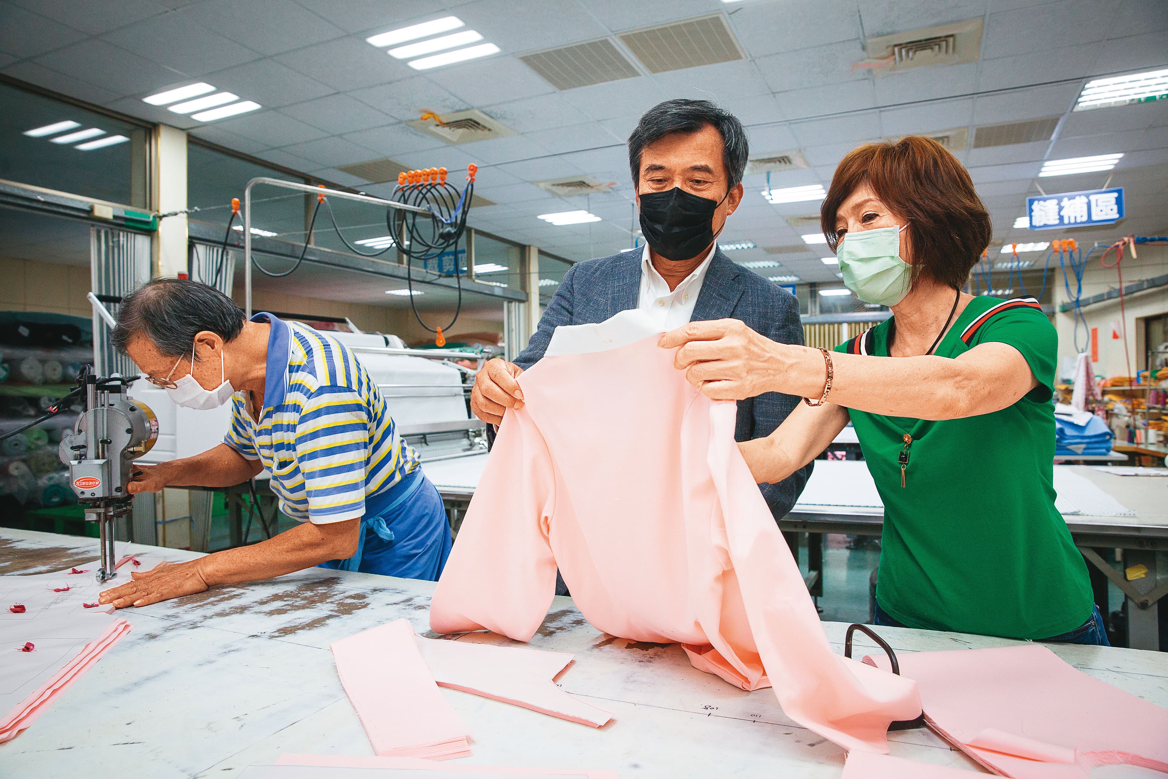 台灣6成醫院的醫生、護理師制服與病人服的設計製作，都在賴調元（中）手上催生出來。