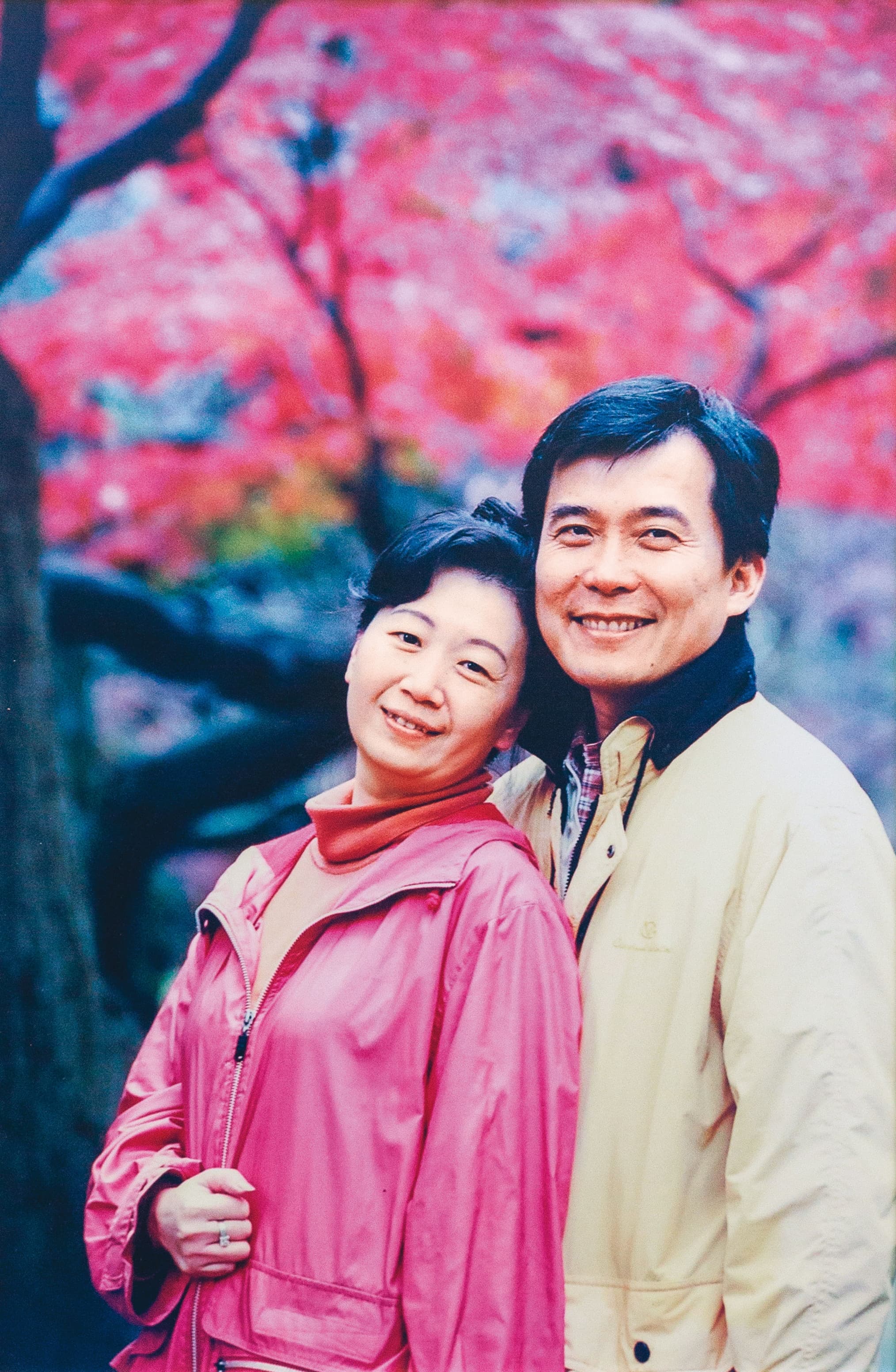 賴調元與太太結婚35年，合照一直掛在辦公室牆上。（賴調元提供）