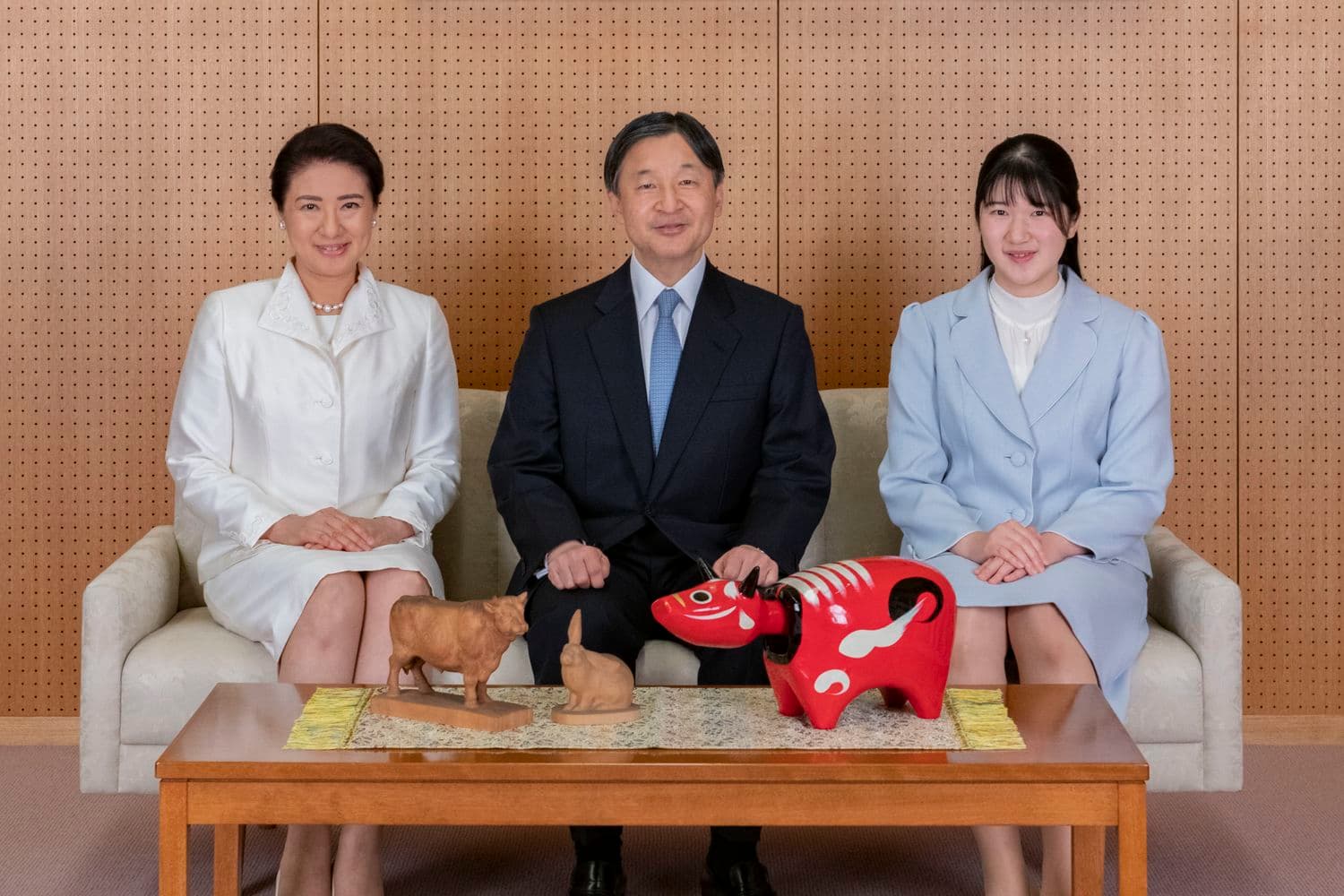 日本宮內廳月中公開天皇陛下（中）與雅子妃（左）以及愛子公主的近照。（翻攝自yahoo news）