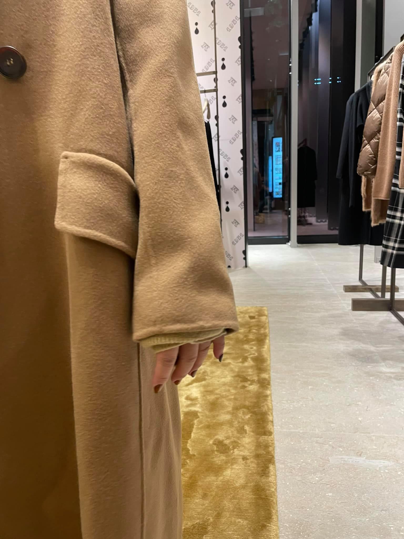 穿著大衣的熊姓女子，到店家要求退貨遭拒絕。（翻攝臉書「爆廢公社」社團）