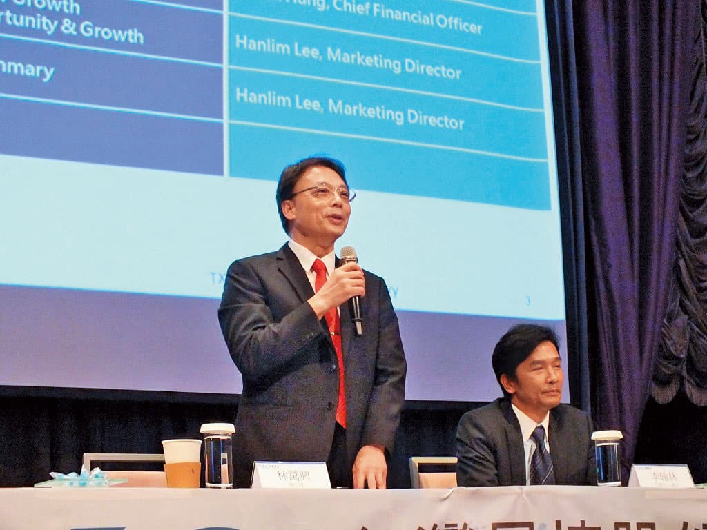 晶技董事長林萬興（左）表示，在5G、Wi-Fi需求帶動下，明年營收拚雙位數成長。（翻攝自晶技官網）