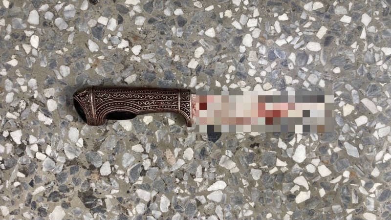 警方查扣蔣男殺人兇刀。（翻攝畫面）