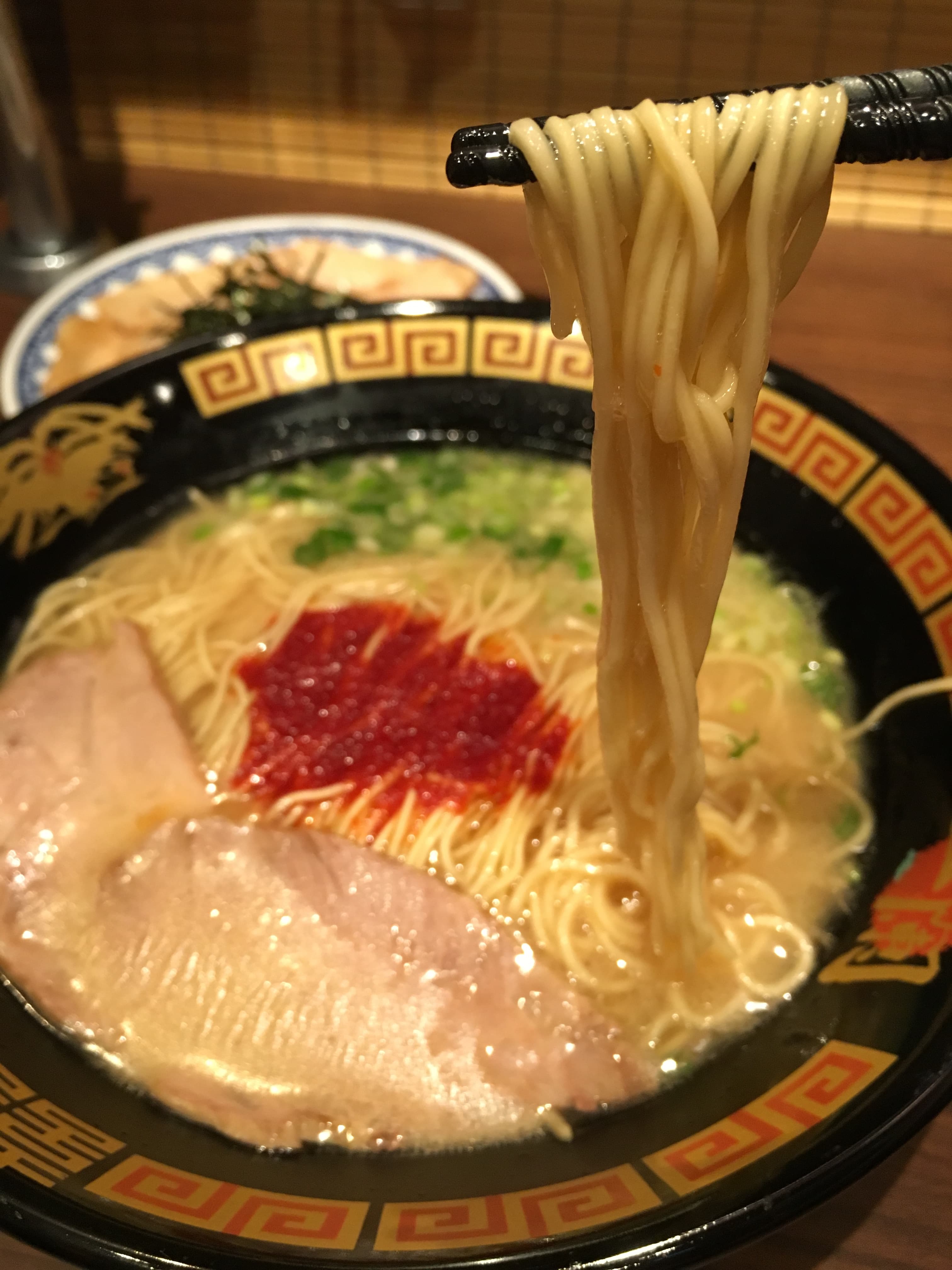「天然豚骨拉麵」湯頭甘醇，細麵滑Ｑ又吸湯，叉燒肉嫩甜、沒有豬腥味，祕製醬汁拉提整碗麵的香氣。（288元／碗）