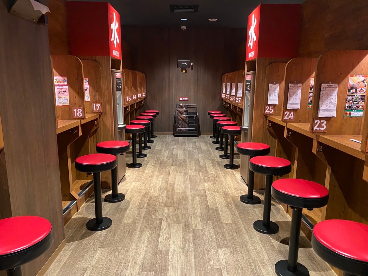 用餐區依舊設計成「味集中座位」，讓客人在防疫期間能吃得更放心。（一蘭提供）