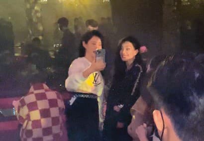 活動結束後，舒淇（右）在派對上人氣頗旺，粉絲、嘉賓也跑來跟她合照。（讀者提供）