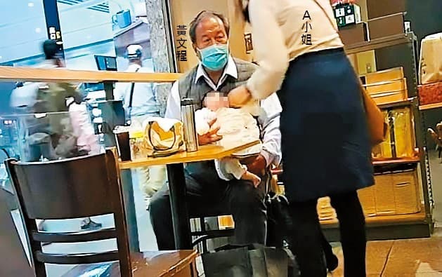 本月21日晚間，A小姐（右）帶女兒與黃文程（左）在高鐵站碰面，黃一度抱著女嬰。