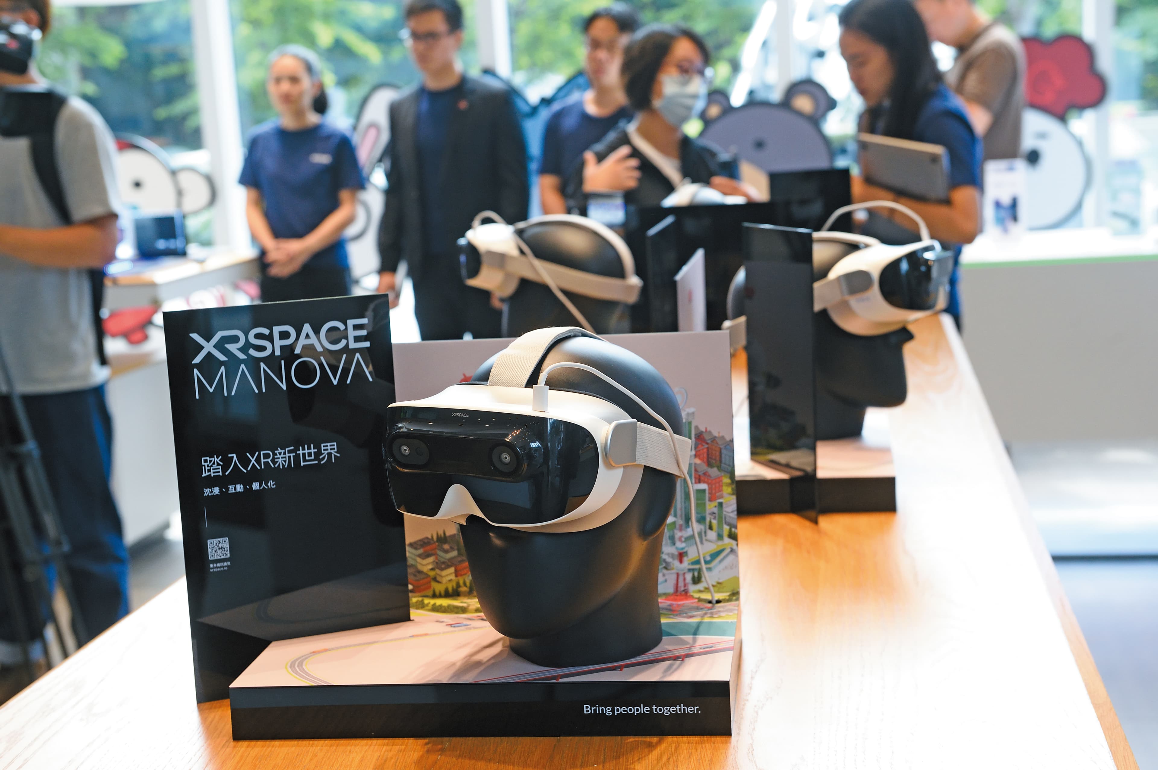 除了XRSPACE自行推出的VR眼鏡MANOVA，在周永明的元宇宙藍圖中，未來競品的眼鏡也能觀看XRSPACE內容。