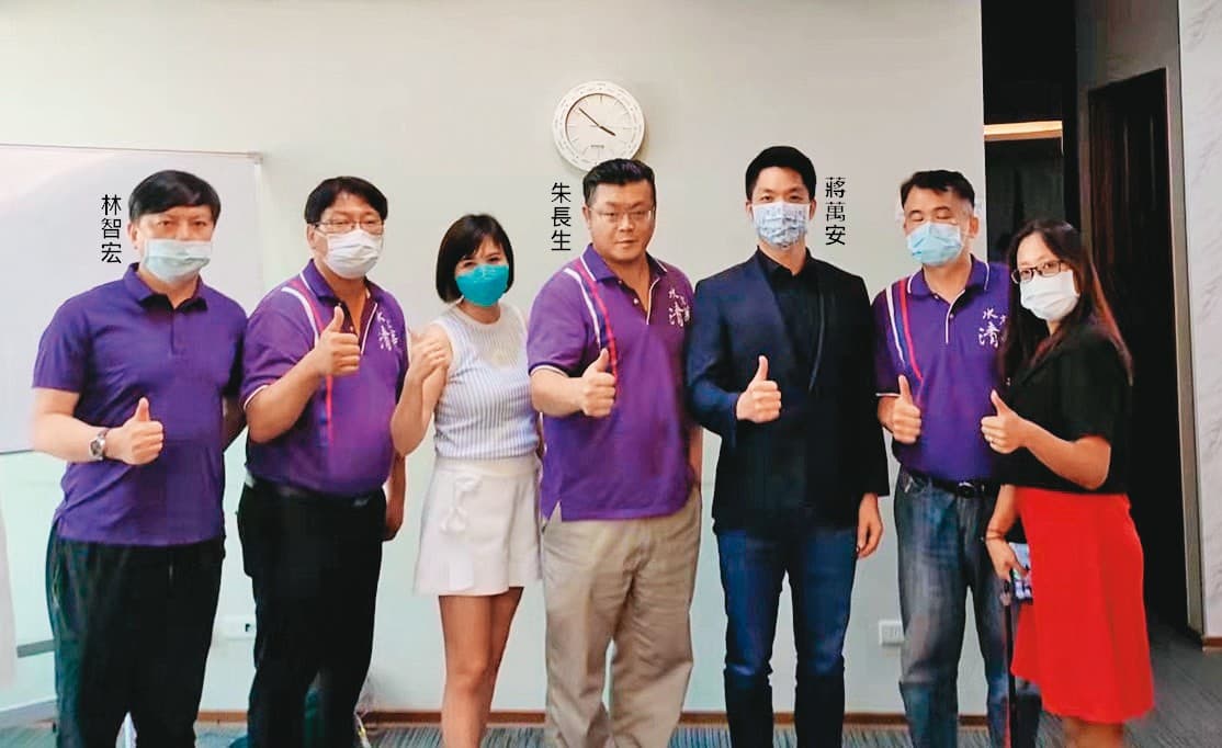 朱長生被控與林智宏拿和國民黨立委蔣萬安等名人的合照,招搖撞騙。(讀者提供)