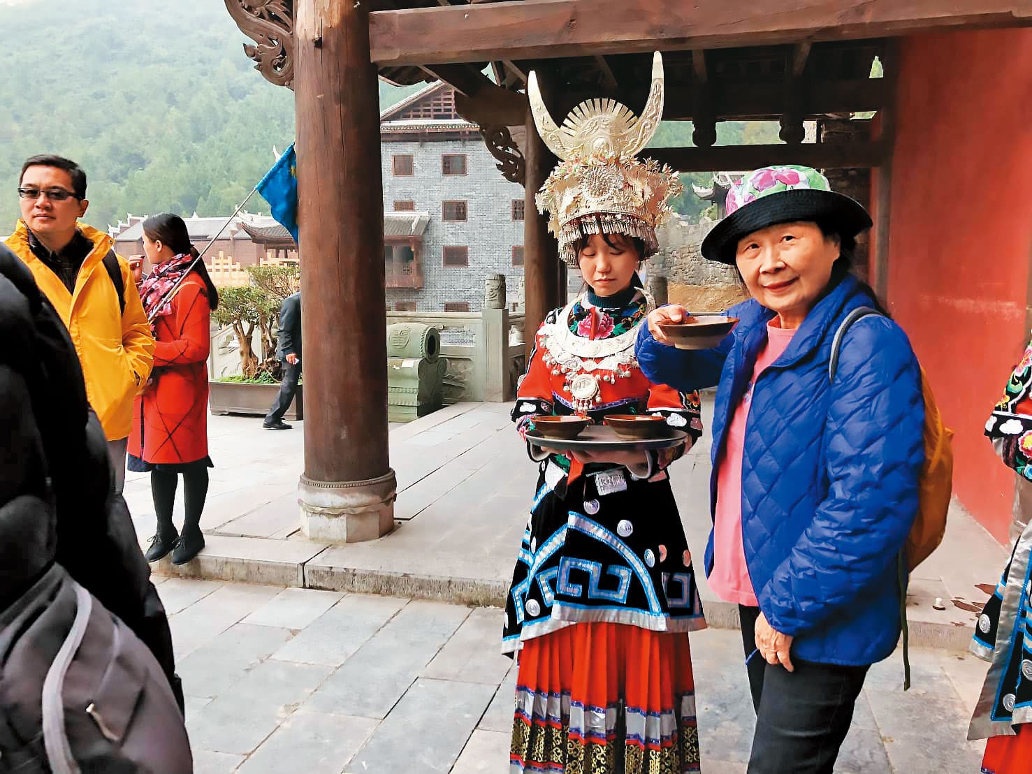 王伯綸75歲的媽媽（右1）到公司追討欠款，竟然被趕出門。（讀者提供）