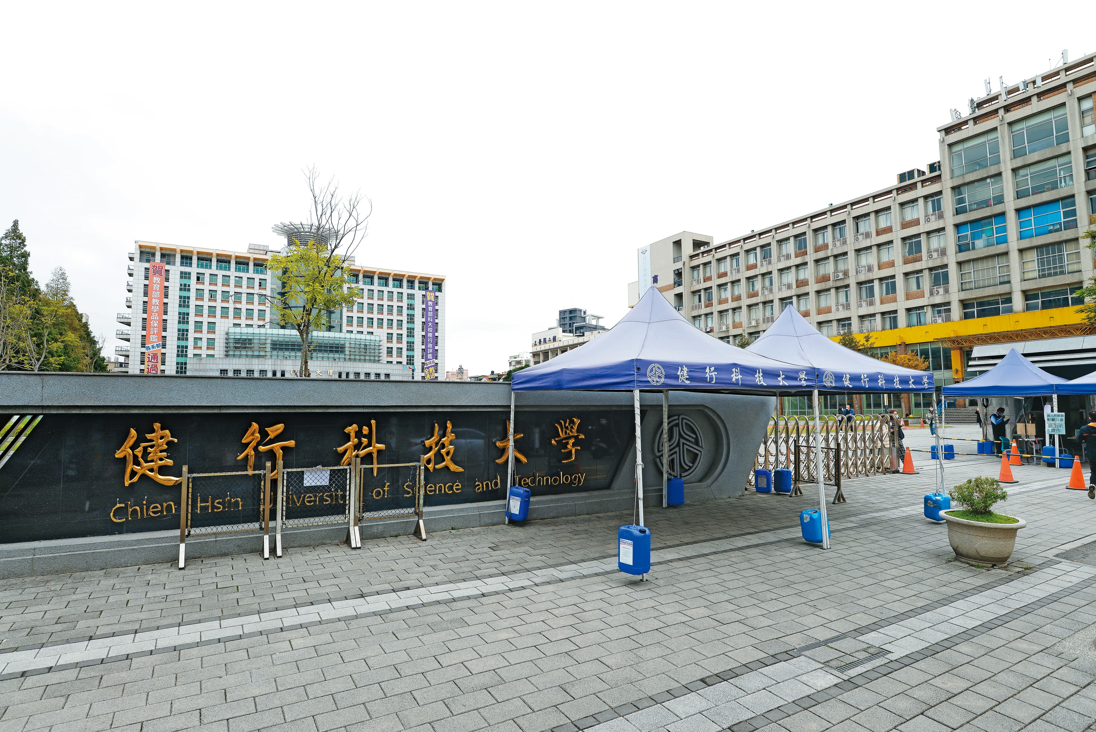 健行科大董事會風波不斷，董事長家族也曾遭投訴帶頭承攬校內工程，但校方否認。