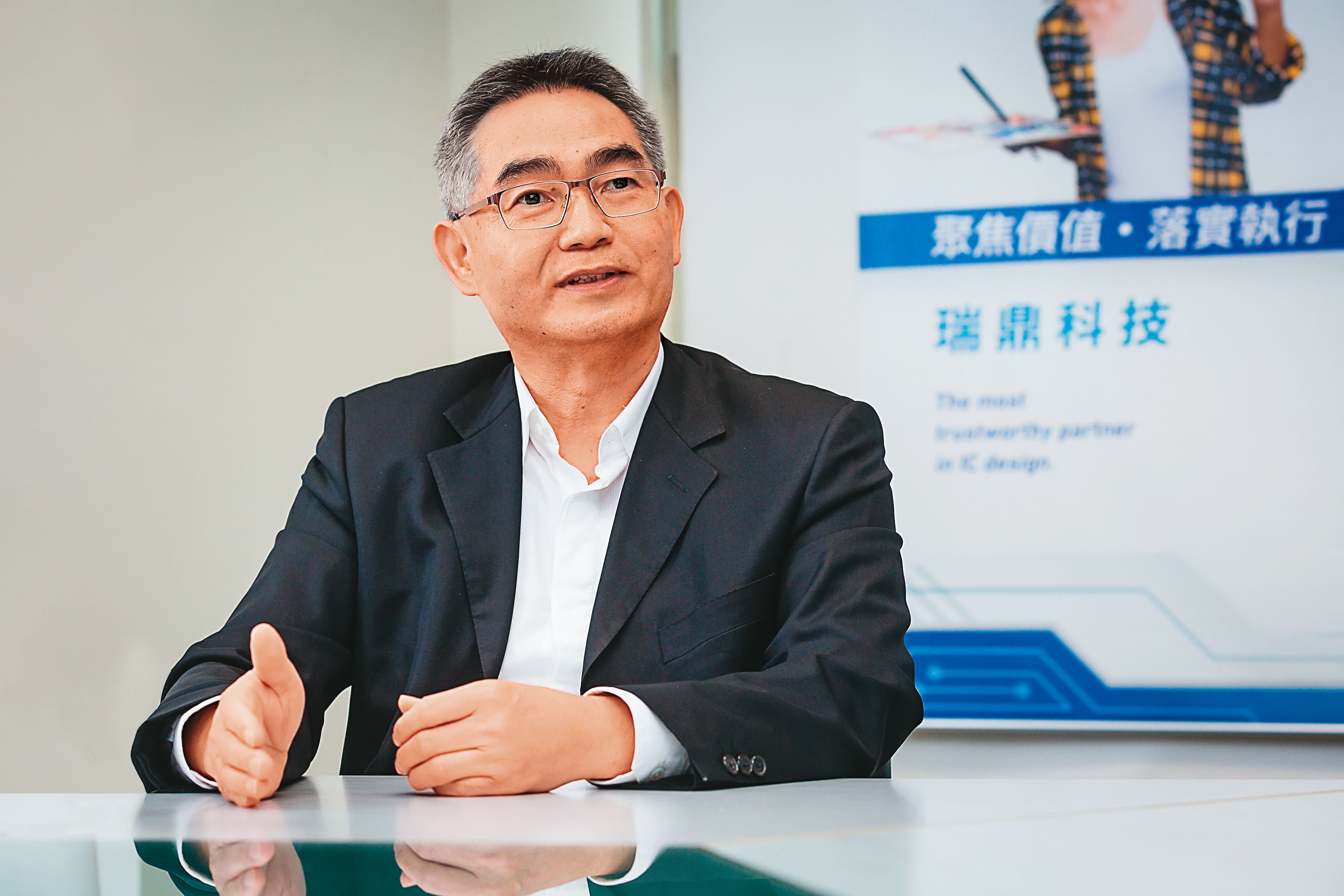 黃裕國25歲進入明基電通，至今在明基友達集團已有35年經歷。