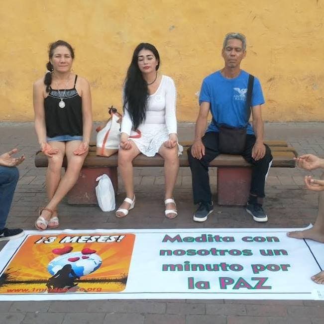 露比（左）與信徒友人在街頭傳教。（翻攝Ruby Macea Pacheco Facebook）