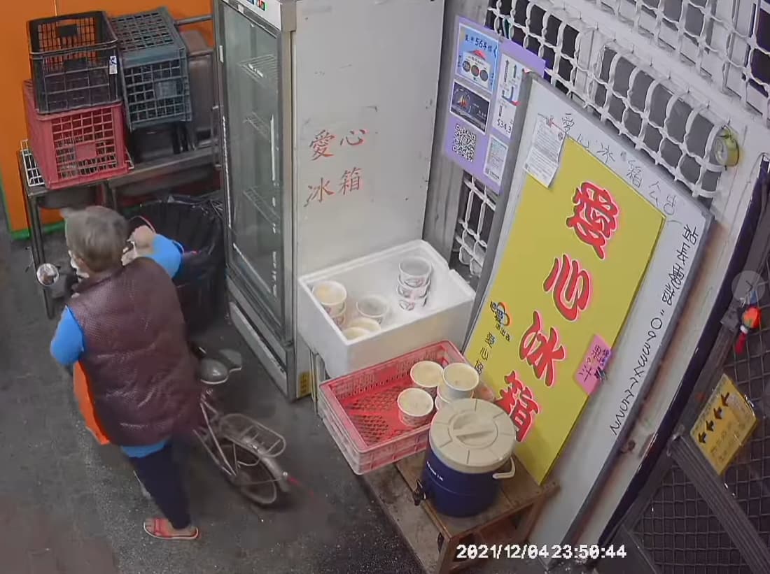 愛心物資站官方公布影片後,引起大批網友的熱議。(翻攝楠梓新路292號-愛心冰箱站臉書)