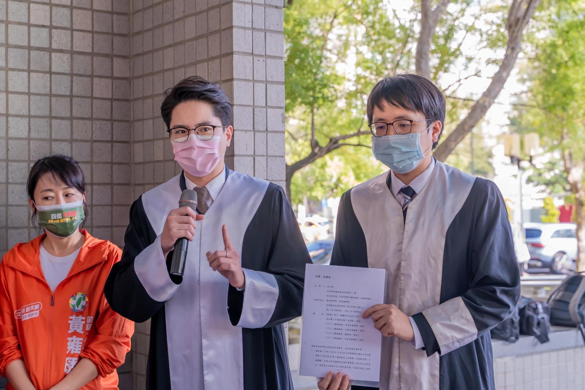 祺勝聯合法律事務所的兩位律師也到場。（翻攝林智鴻臉書）