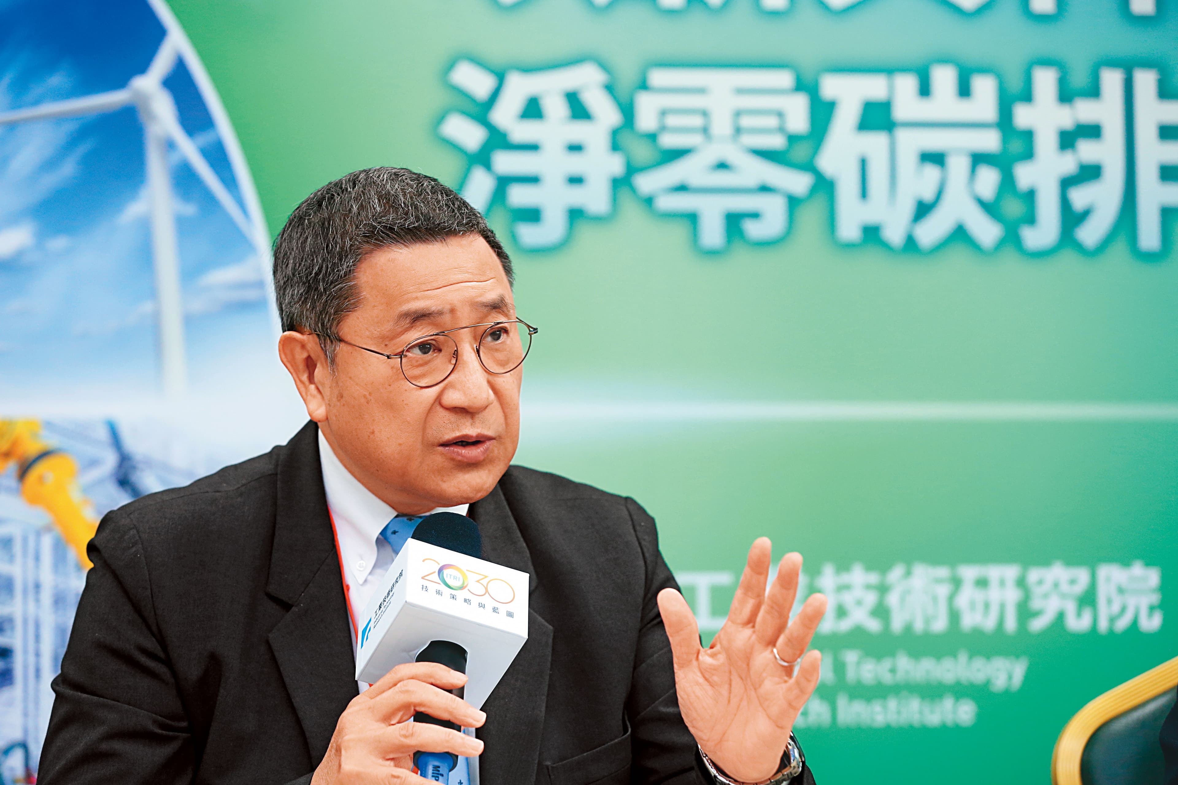 張安平接掌台泥董事長大位後，帶領集團逐步轉型為綠能企業。