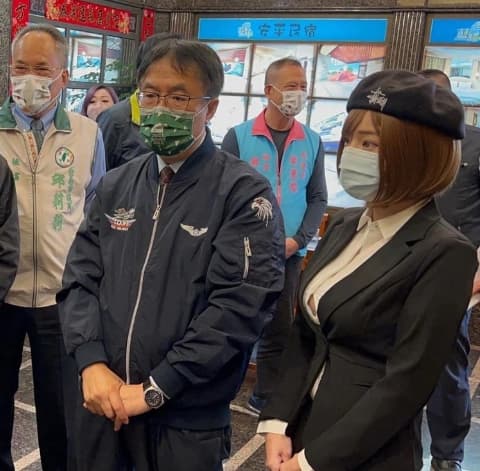 台南市長黃偉哲旁邊超凶正妹引發網有暴動。（翻攝自郭鬼鬼IG）