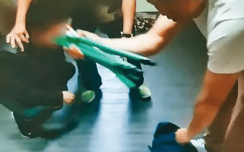 警方逮捕張男，在他家中查扣器材和大量偷拍影片。（翻攝畫面）