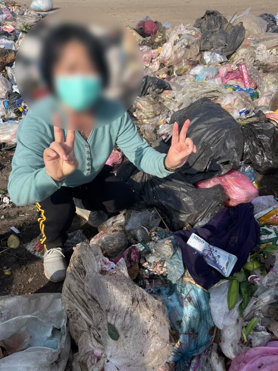 所幸在經過將近2小時的尋找後成功尋獲民眾遺失的10萬元現金。（台南市環保局提供）