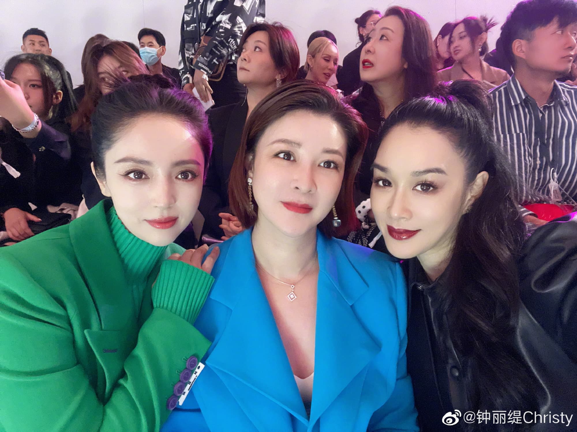 鍾麗緹（右一）出席品牌活動時仍可看出狀況絕佳。（翻攝自微博）