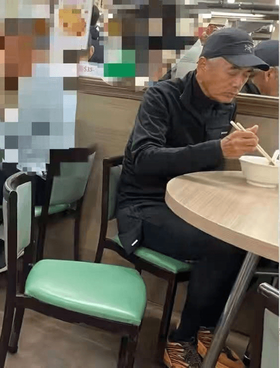周潤發低頭享用湯麵，打扮相當休閒。（翻攝微博）