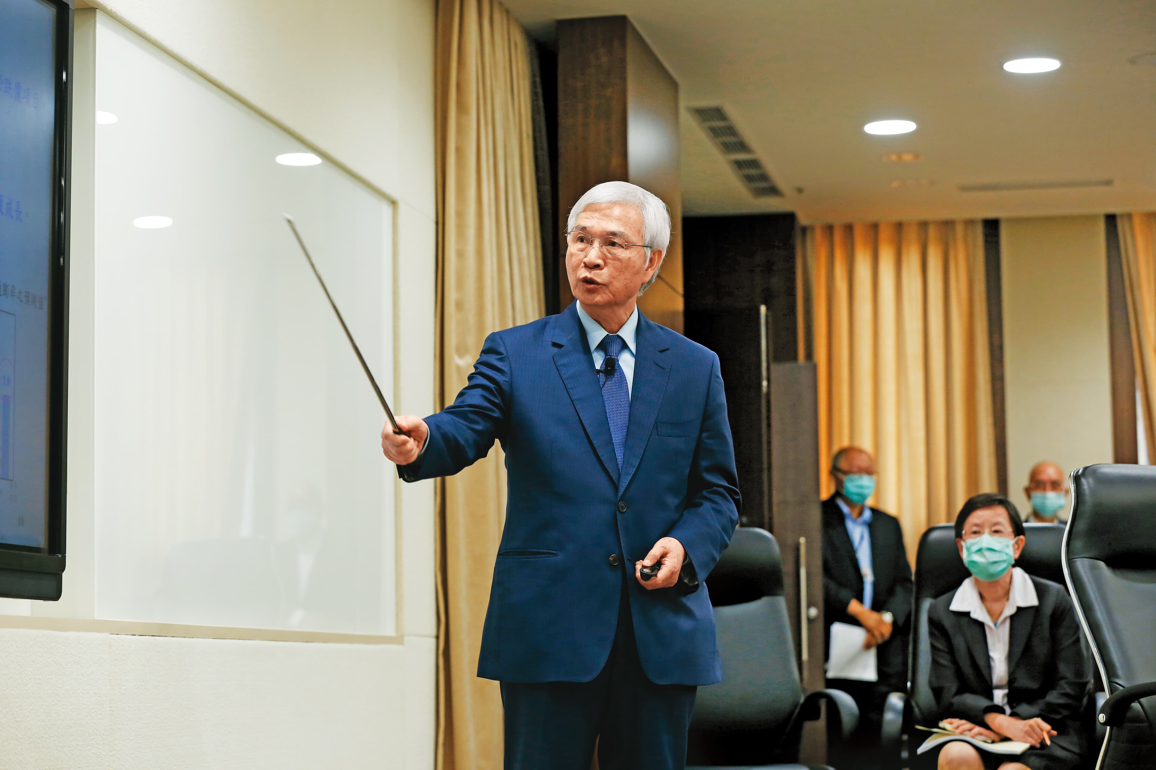 央行總裁楊金龍16日宣布第四波信用管制上路，且隔日即刻實施。