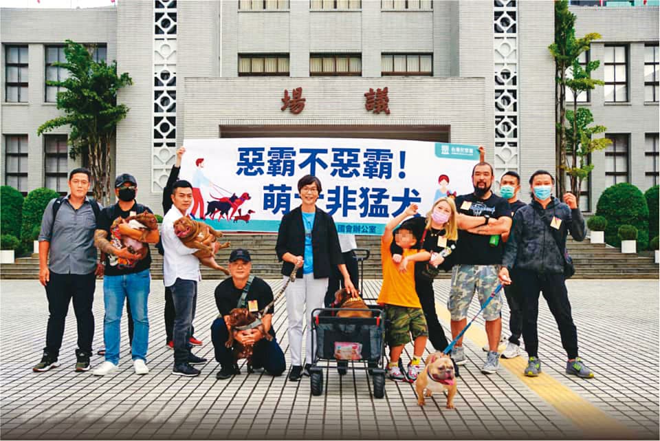 多名飼主找上立委蔡壁如陳情，呼籲農委會不要將惡霸犬列入禁養名單。（翻攝蔡壁如臉書）