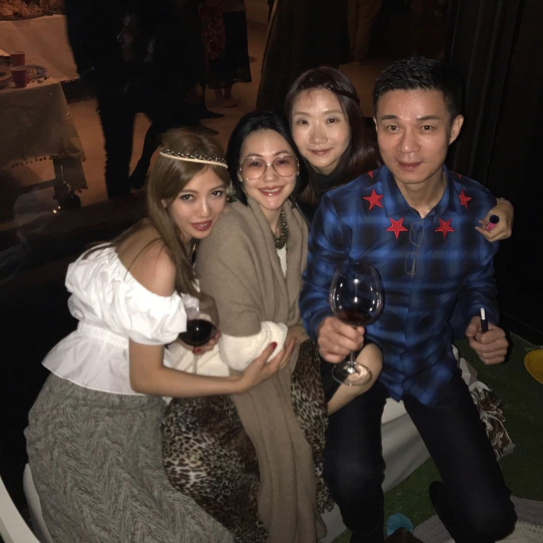 李靚蕾（左）2017年辦耶誕趴，邀來陶晶瑩（右2）、小S徐熙娣（左2）與老公許雅鈞（右）（翻攝自李靚蕾IG）